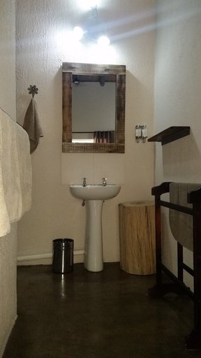Bathroom 4, 24 Degrees Self-Catering, Mopani