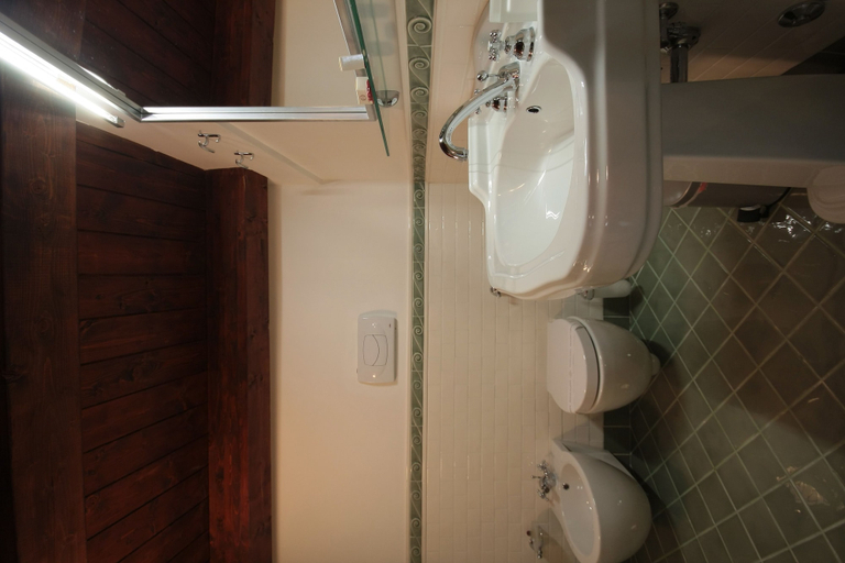 Bathroom 4, Hotel Rojan, L'Aquila