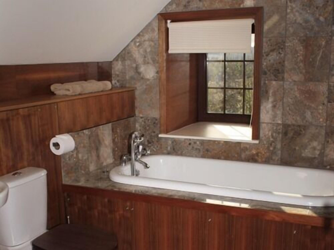 Bathroom 4, Ashtree House Hotel, Renfrewshire