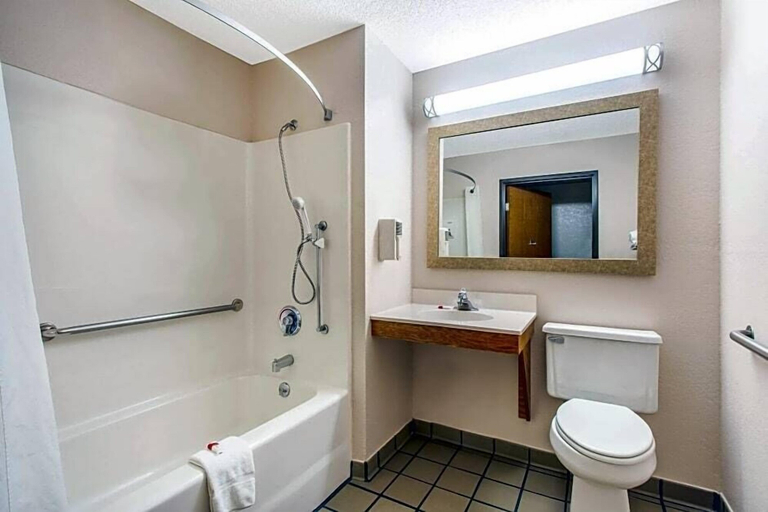 Bathroom 4, Quality Inn Lee - Lenox South, Berkshire