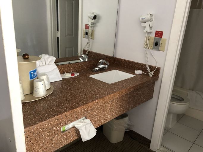 Bathroom 4, Travelodge by Wyndham Cape Cod Area, Barnstable