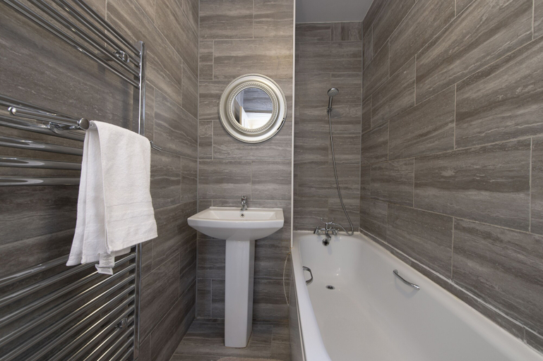 Bathroom 2, Fortified Home - Near Rochester Castle, Medway