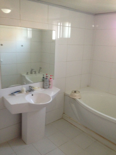 Bathroom 3, Goodstay Herotel, Buk