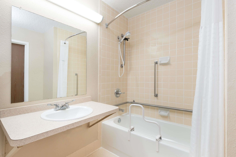 Bathroom 4, Days Inn by Wyndham Gillette, Campbell
