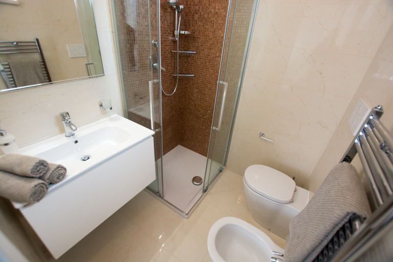Bathroom 3, Villa Afrodite, Brindisi