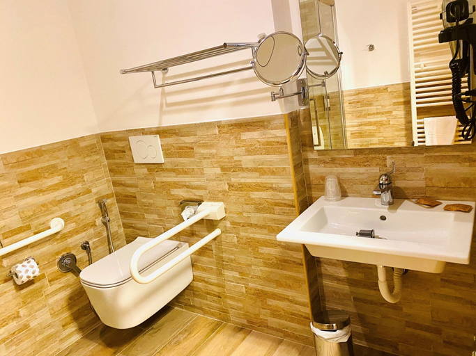 Bathroom 5, Palazzuolo, Siena