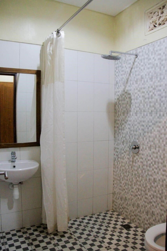 Bathroom 5, Putri Homestay, Denpasar