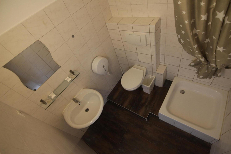 Bathroom 5, Metropol Hostel Berlin, Berlin