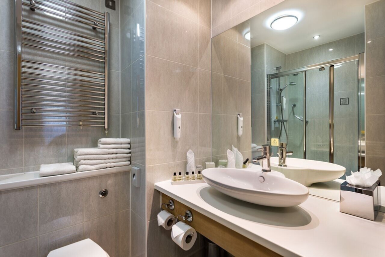 Bathroom 5, Holiday Inn BIRMINGHAM NORTH - CANNOCK by IHG, Staffordshire