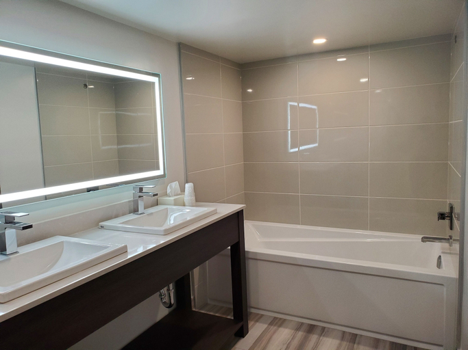 Bathroom 4, Super 8 by Wyndham Macleod Trail Calgary, Division No. 6