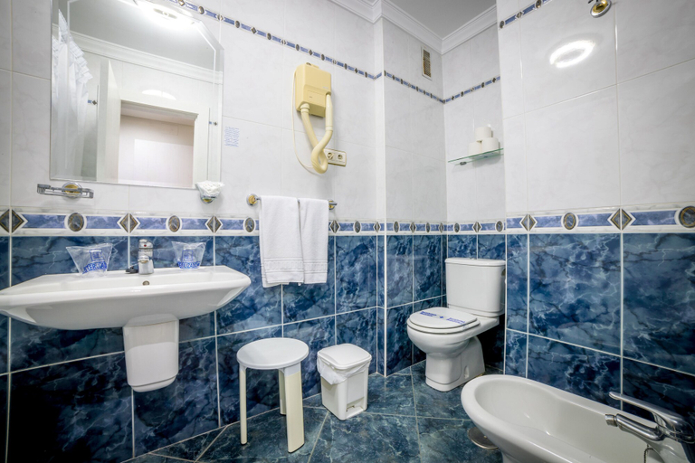 Bathroom 5, Hotel Villa de Laredo, Málaga
