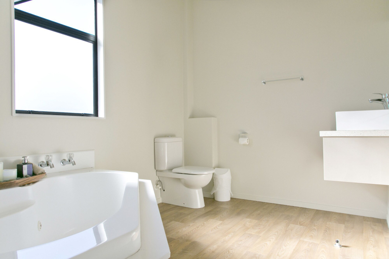 Bathroom 5, Le Chalet Suisse Motel Apartments, Taupo