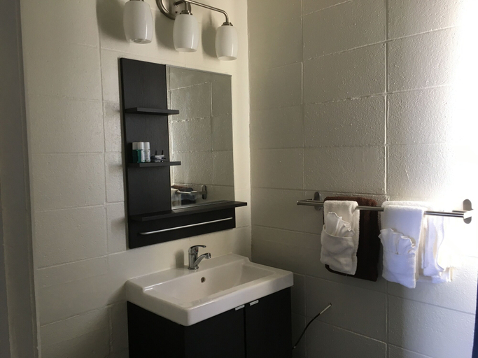 Bathroom 4, Howard Johnson by Wyndham Grande Prairie, Division No. 19