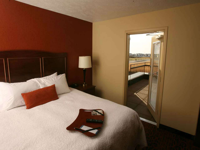 Bedroom 3, Hampton Inn & Suites by Hilton Fargo Medical Center, Cass
