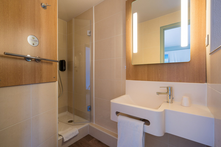 Bathroom 4, B&B HOTEL Auray Carnac, Morbihan