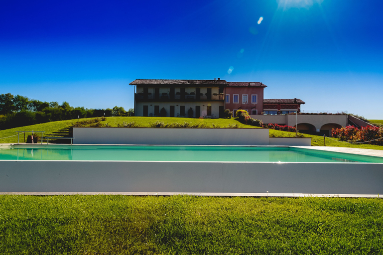 Exterior & Views 26