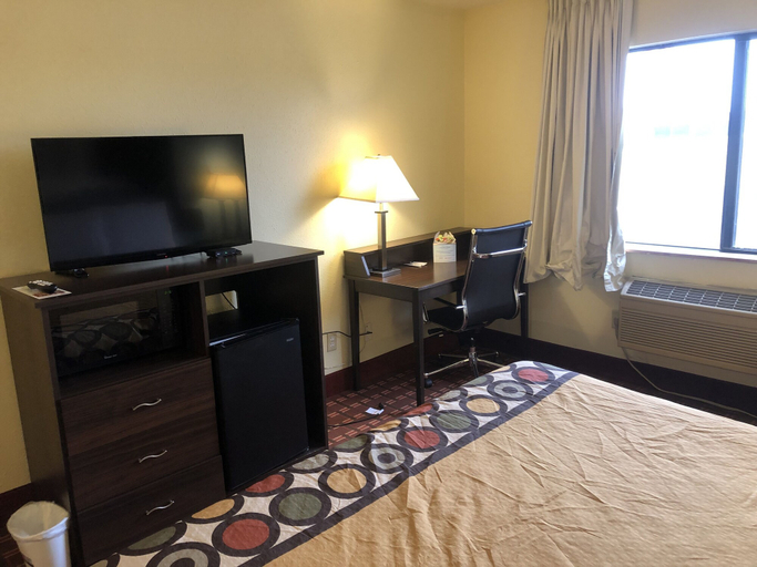 Bedroom 3, Super 8 by Wyndham Plover Stevens Point Area, Portage