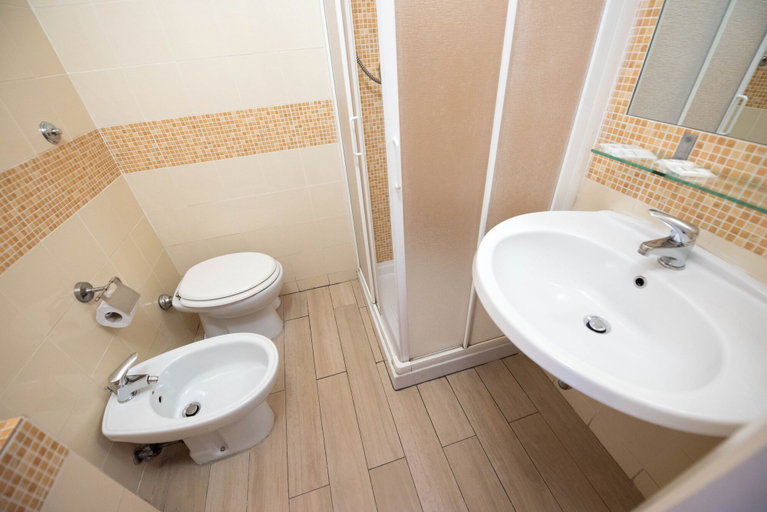 Bathroom 5, Hotel Palazzuolo, Florence