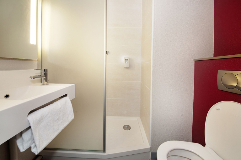 Bathroom 4, B&B HOTEL Castres Centre Gambetta, Tarn
