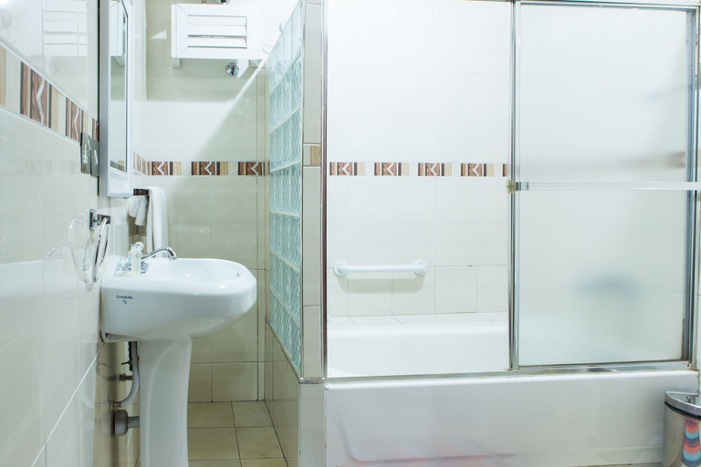 Bathroom 4, Charleston Hotel, Accra