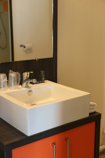 Bathroom 5, Adonis Paris Sud, Val-de-Marne