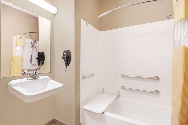 Bathroom 4, Days Inn & Suites by Wyndham Marquez, Leon
