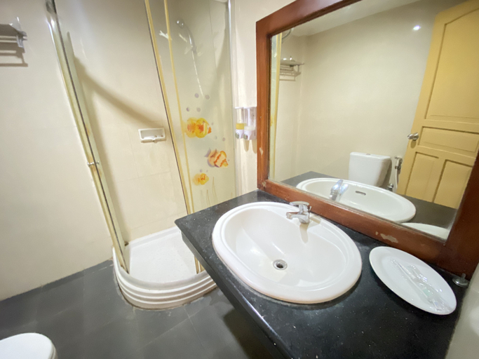 Bathroom 3, Lilianto Hotel Polewali Mitra RedDoorz, Polewali Mandar