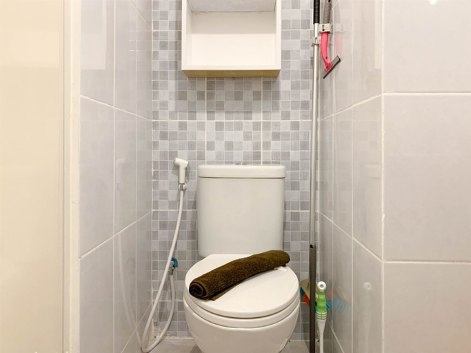 Bathroom 5, Restful and Cozy Studio Tokyo Riverside PIK 2 Apartment By Travelio, Tangerang