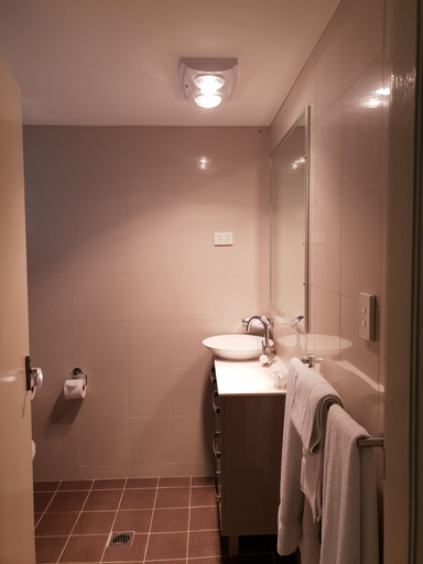 Bathroom 4, River Motel, Queanbeyan