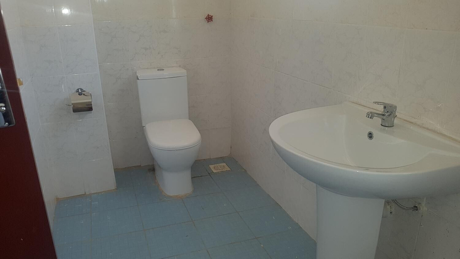 Bathroom 4, Calabash Hotel, Suna East