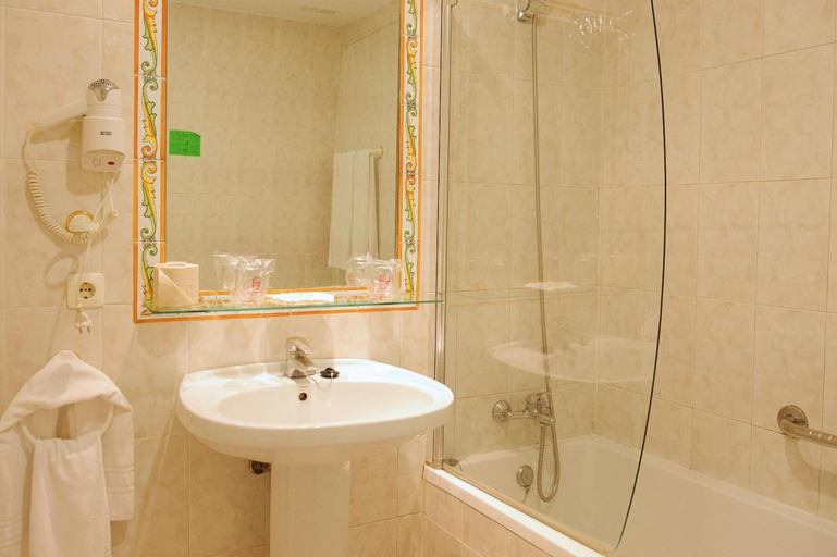 Bathroom 5, Hotel Dunas - Puerto, Cádiz