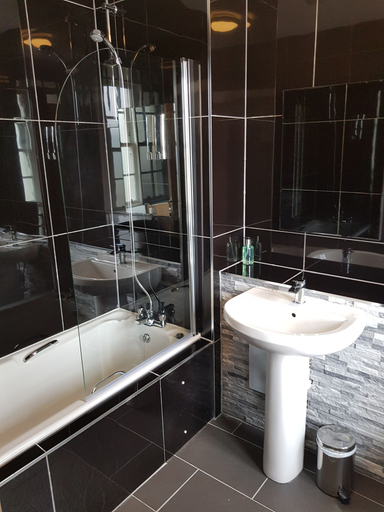 Bathroom 5, The Grey Gull Hotel, Argyll and Bute