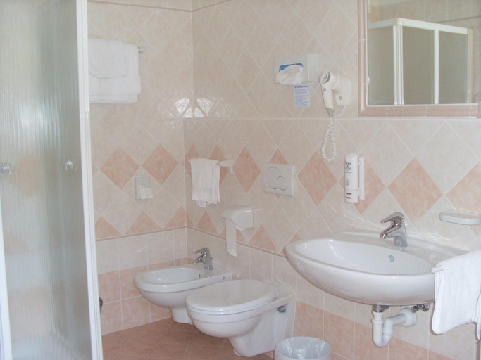 Bathroom 4, Garnì Lago Alpino, Trento