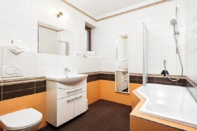 Bathroom 4, Hotel Sharingham, Brno