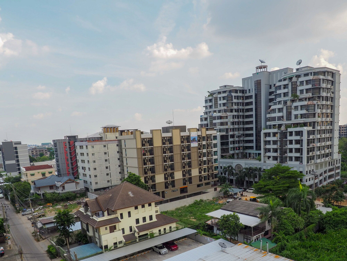 Exterior & Views 13