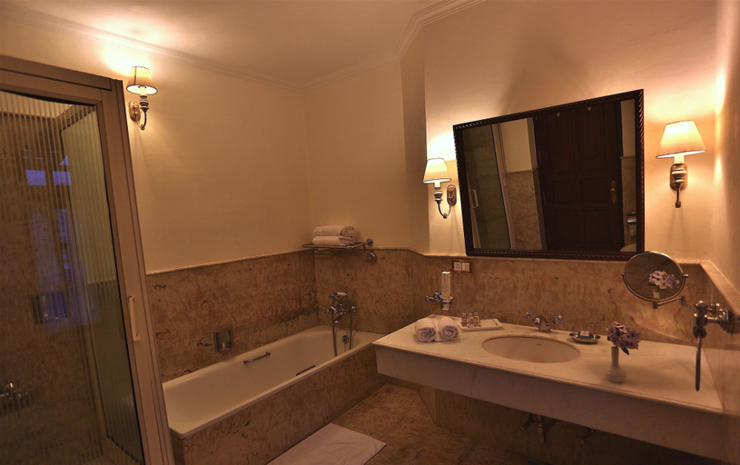Bathroom 5, The Himalayan, Kullu
