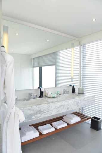 Bathroom 5, Ramee Grand Hotel & Spa, Manama