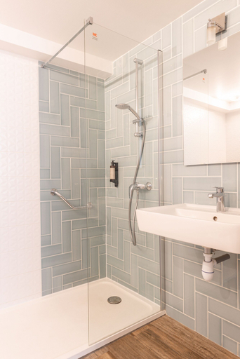 Bathroom 4, Hotel Terre Neuve, Paris