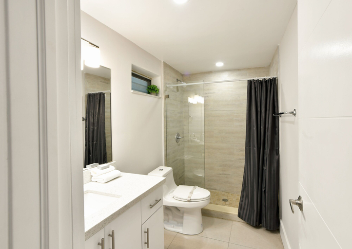Bathroom 4, Artrageous on the river By RocketStay, Broward
