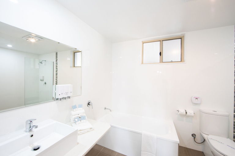 Bathroom 4, New England Motor Lodge, Glen Innes Severn