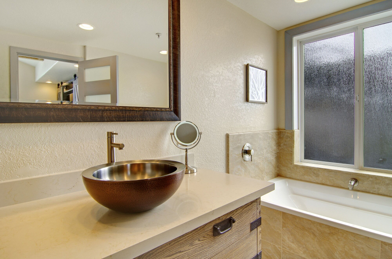 Bathroom 5, Cypress Inn On Miramar Beach, San Mateo