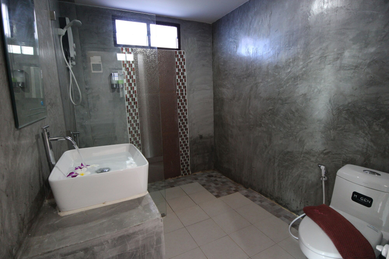 Bathroom 4, Pinky Bungalows Resort, Ko Lanta