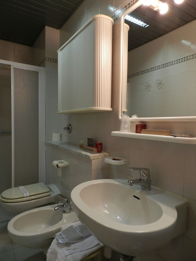 Bedroom 4, Hotel Italia, Pavia