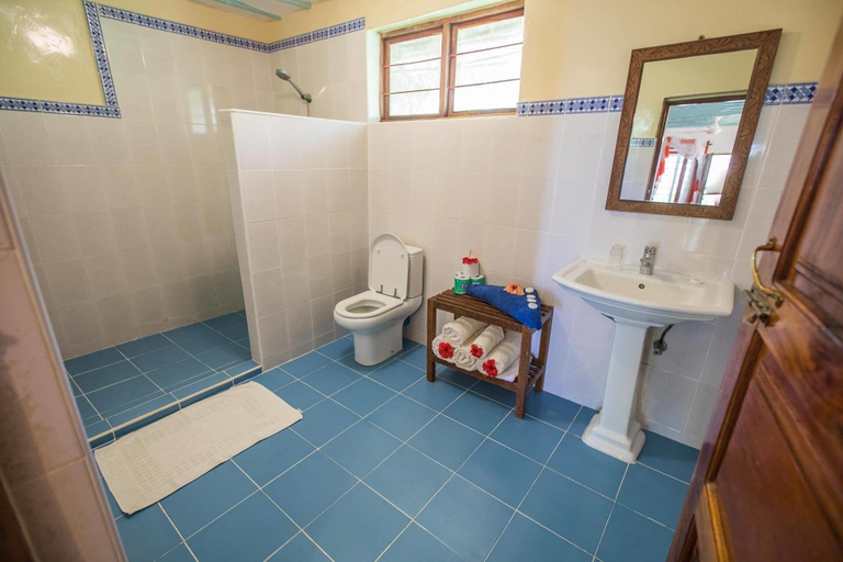 Bathroom 4, Ndame Beach Lodge, Kusini