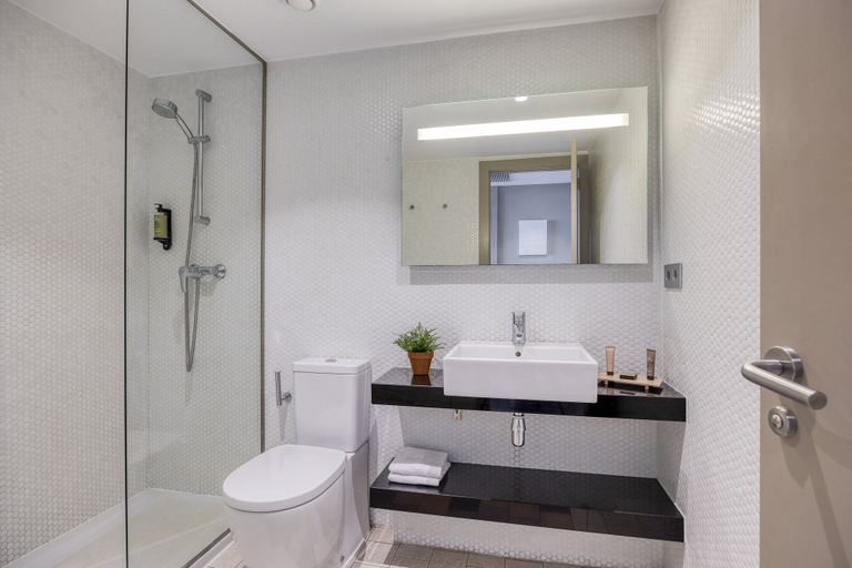 Bathroom 5, Citadines Ramblas Barcelona, Barcelona