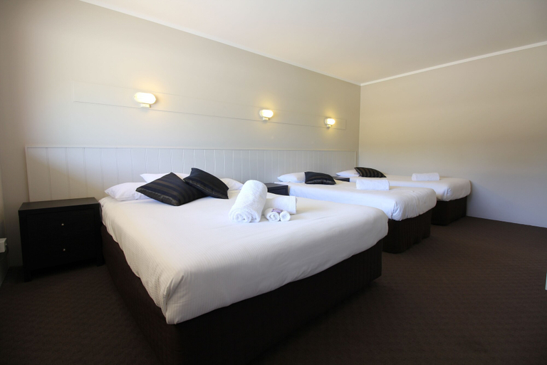 Bedroom 1, Snowy Mountains Resort and Function Centre, Snowy River