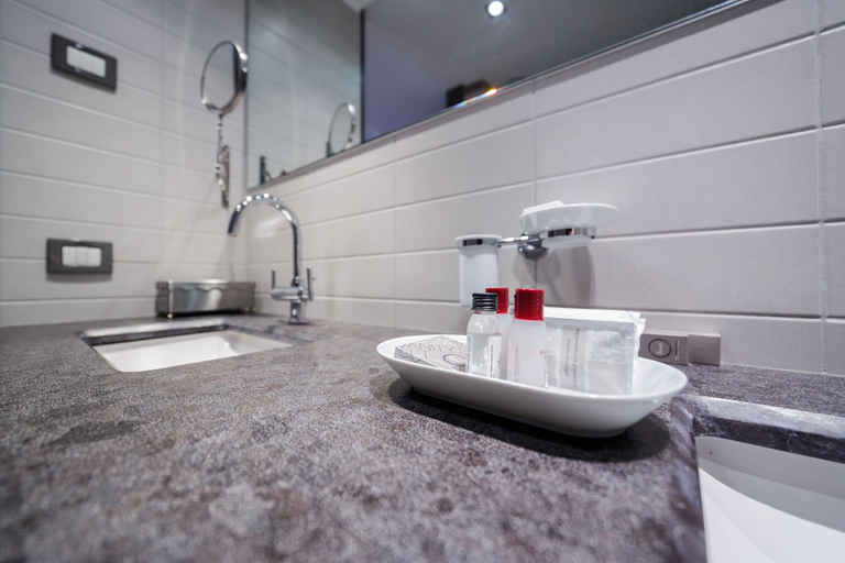 Bathroom 5, Hotel Mirasole International, Latina
