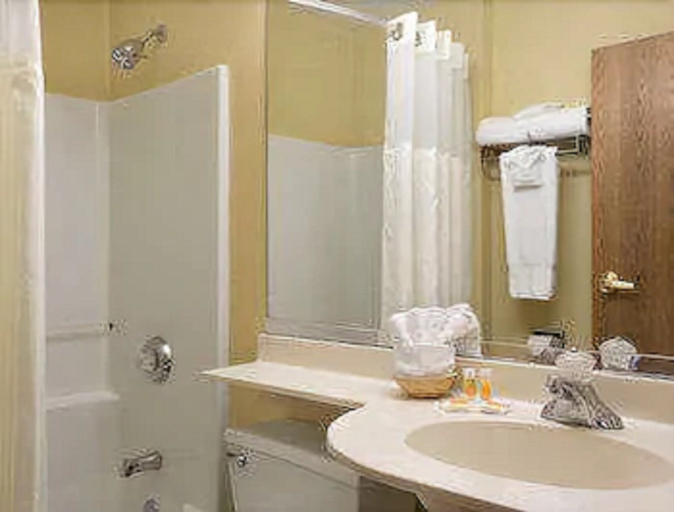 Bathroom 4, Days Inn & Suites by Wyndham Lafayette IN, Tippecanoe