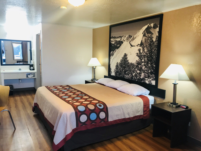 Bedroom 3, Super 8 by Wyndham Evanston, Uinta