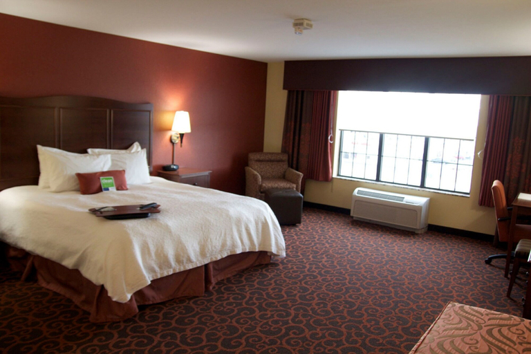 Bedroom 2, Hampton Inn & Suites Watertown, Codington